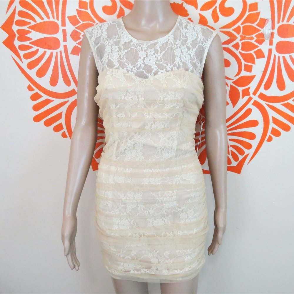 En Creme Nude Lace Fitted Dress XS